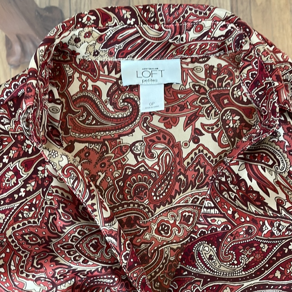 Ann Taylor LOFT Women's Button Down Blouse Short Sleeve Paisley Petite. - Picture 2 of 3